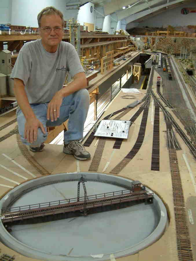 Jeff Rowe with Midway Engine yard turntable 25 May 2006
